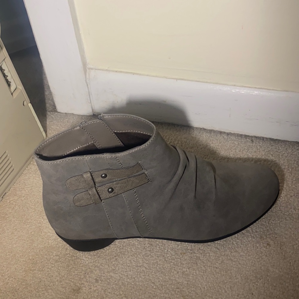 Size 9 never been worn Brand: Axxiom